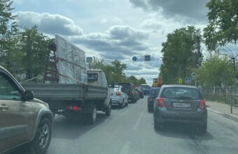 Дорожный ремонт собрал пробку на улице Орджоникидзе в Твери