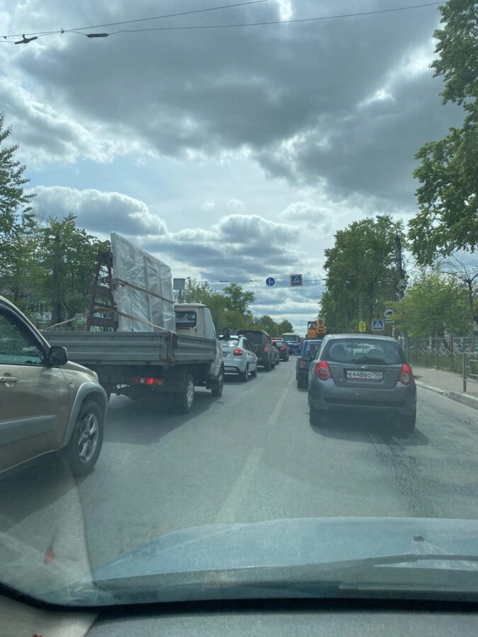 Дорожный ремонт собрал пробку на улице Орджоникидзе в Твери