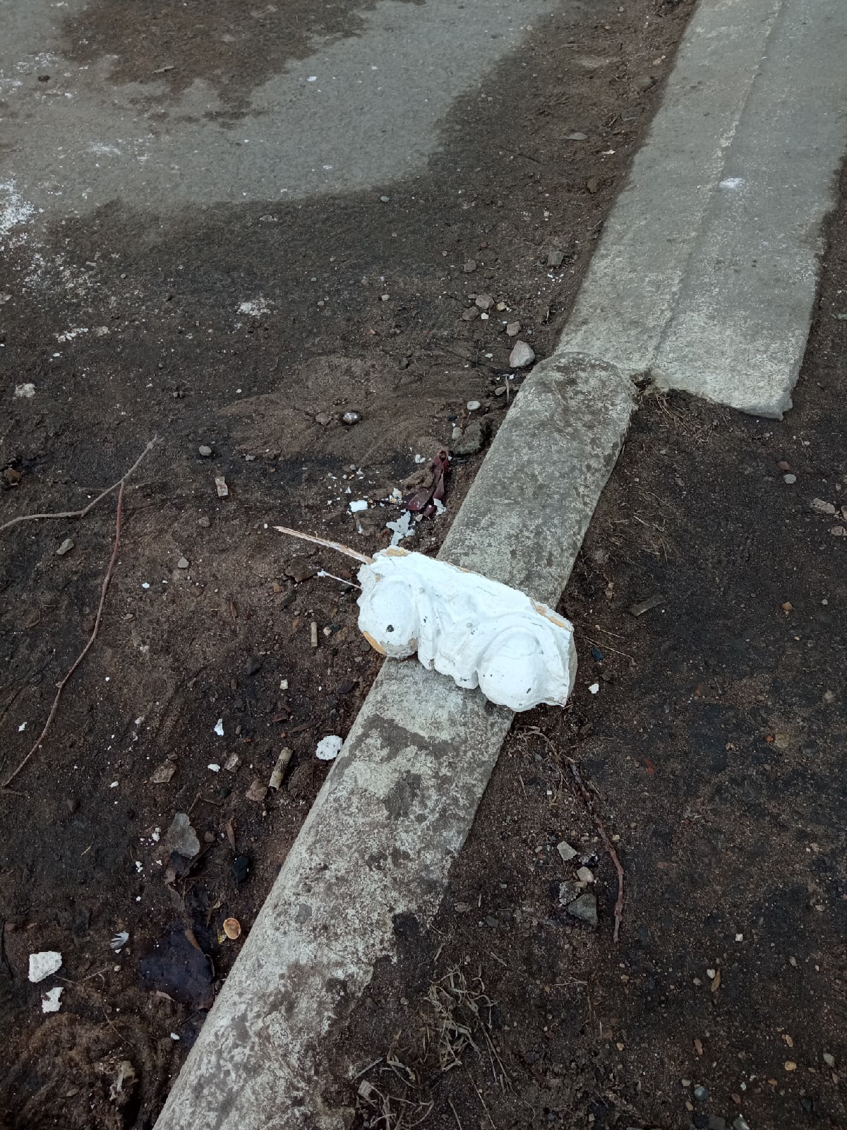 Падающие со здания в Твери куски лепнины вновь попали на видео