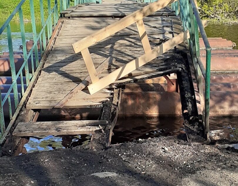В Тверской области неизвестные за ночь разломали и сожгли мост В Тверской области неизвестные за ночь разломали и сожгли мост