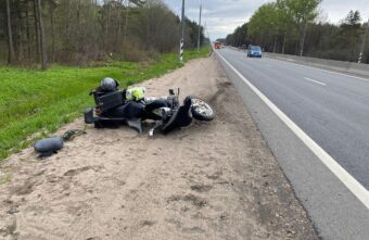 Мотоциклист попал в больницу, опрокинувшись на трассе под Тверью