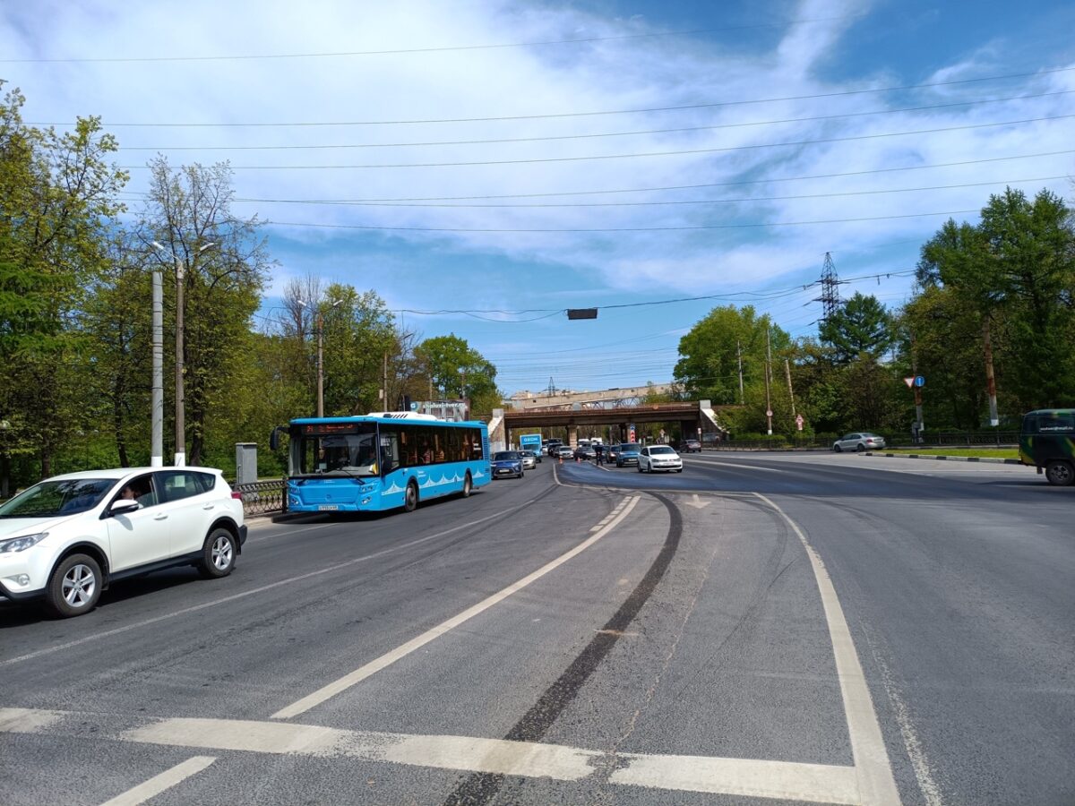 На дороге в Твери разлилось топливо