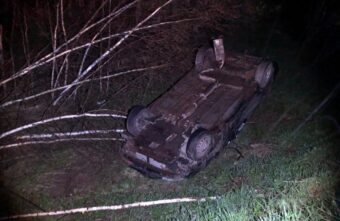 В Тверской области иномарка вылетела в кювет и перевернулась