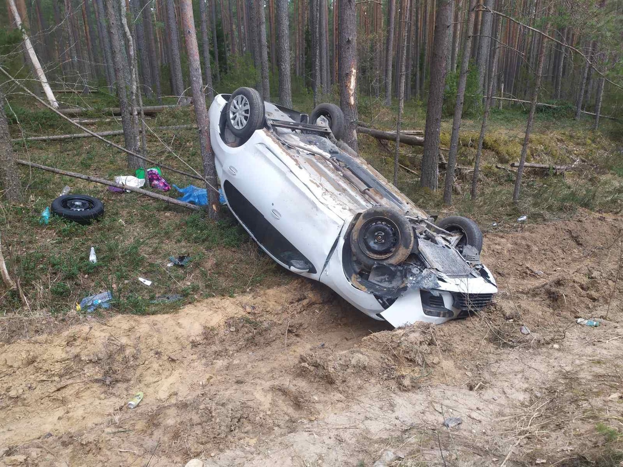В Тверской области пострадали водитель и пассажир перевернувшейся иномарки