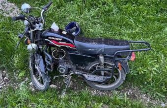 Водитель мопеда "догнал" автомобиль в Тверской области Водитель мопеда "догнал" автомобиль в Тверской области