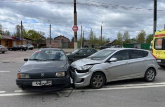 Пожилая женщина пострадала в столкновении двух иномарок в Твери