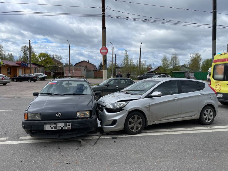 Пожилая женщина пострадала в столкновении двух иномарок в Твери