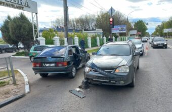 ВАЗ и "Шевроле" столкнулись на набережной в Твери ВАЗ и "Шевроле" столкнулись на набережной в Твери