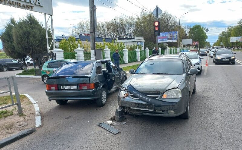 ВАЗ и "Шевроле" столкнулись на набережной в Твери