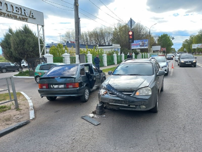 ВАЗ и "Шевроле" столкнулись на набережной в Твери