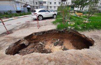 Дыру на дороге в Конаково сравнили с китайским ущельем