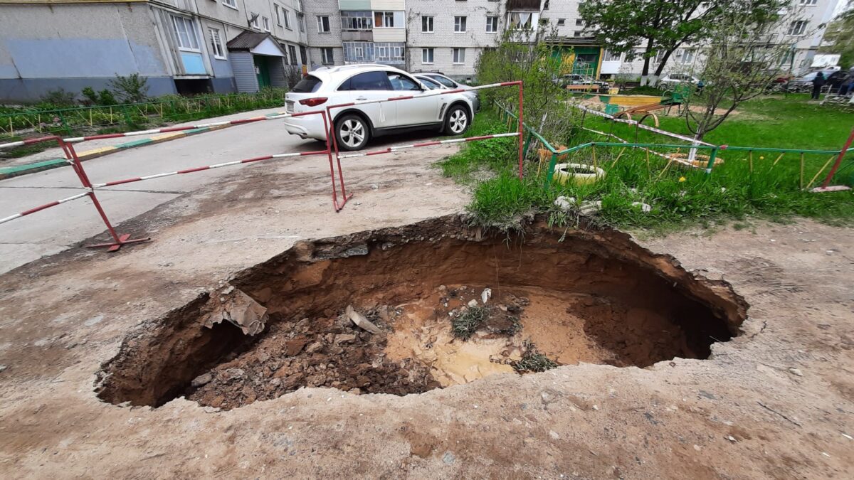 Дыру на дороге в Конаково сравнили с китайским ущельем