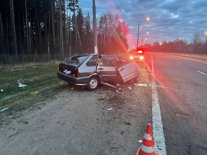 Водитель ВАЗа протаранил мачту освещения на трассе в Тверской области