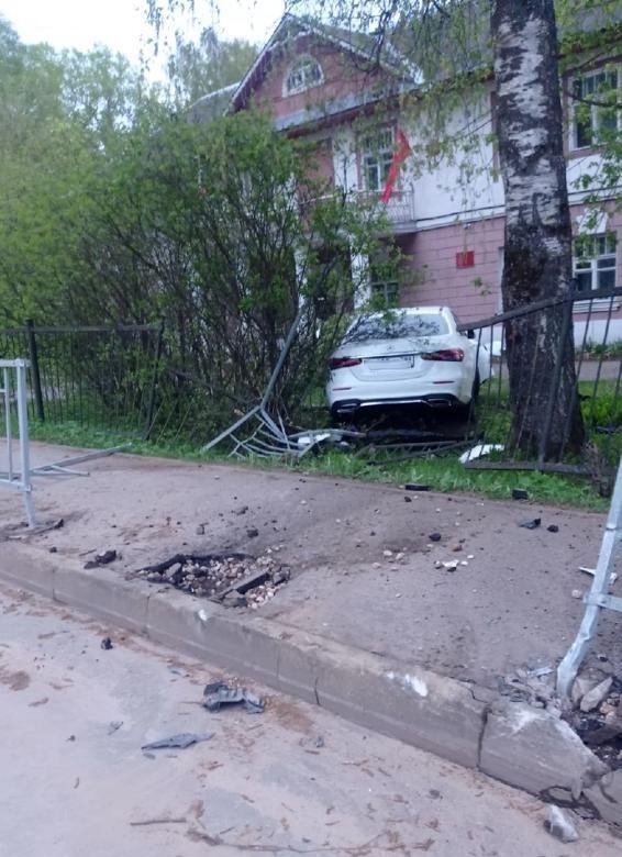 Пьяный водитель на «Мерседесе» не увидел забор в Тверской области