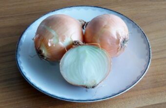 В Твери повар бара подменил сырную тарелку репчатым луком