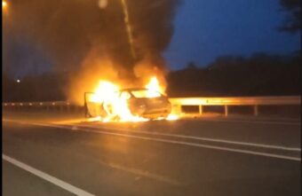 На трассе в Тверской области вспыхнула иномарка На трассе в Тверской области вспыхнула иномарка