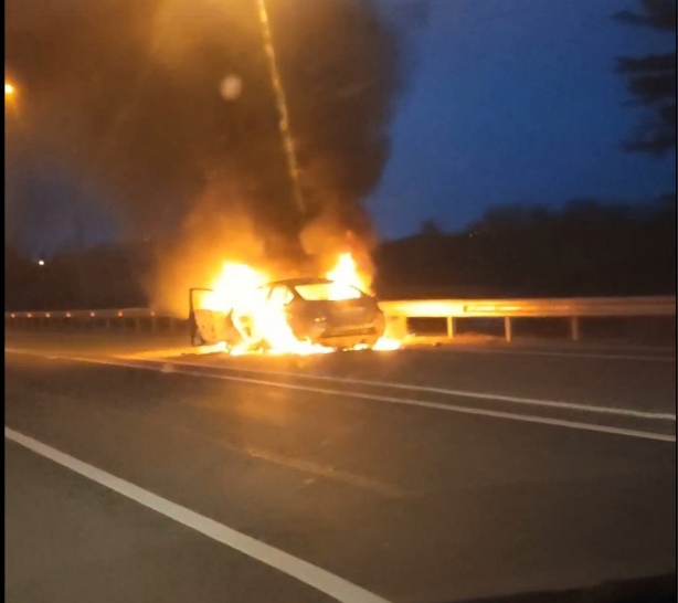 На трассе в Тверской области вспыхнула иномарка На трассе в Тверской области вспыхнула иномарка