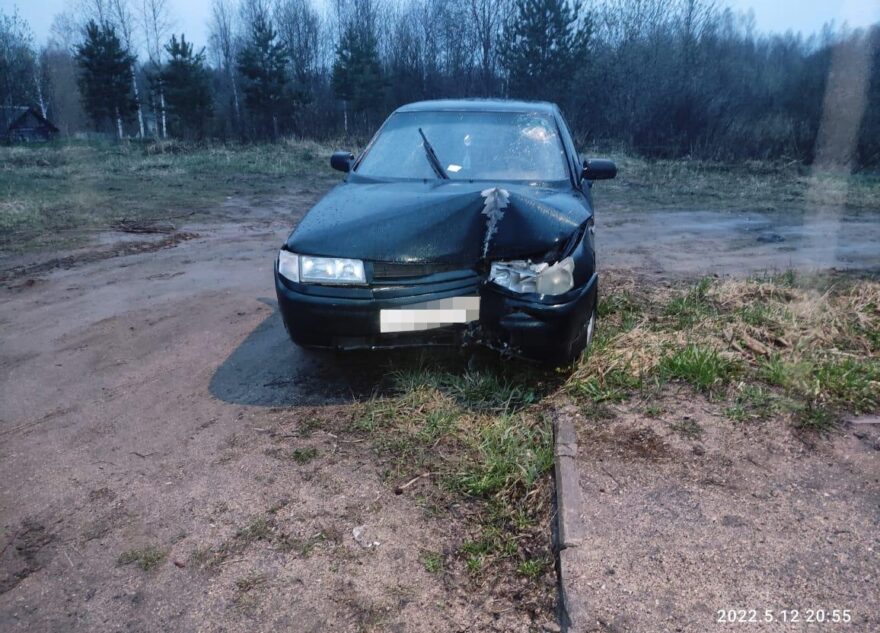 Водитель ВАЗа протаранил столб в Тверской области