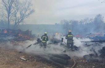 6 строений сгорели в деревне в Тверской области