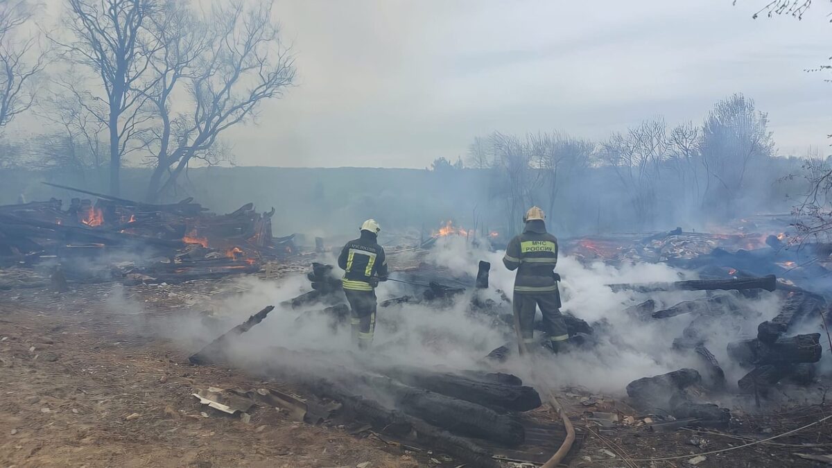 6 строений сгорели в деревне в Тверской области