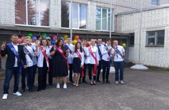 Выпускники Тверской области отказались от нарядов и придут получать аттестаты в футболках Выпускники Тверской области отказались от нарядов и придут получать аттестаты в футболках