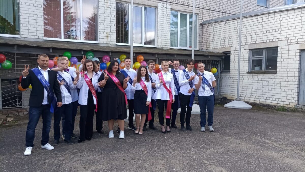 Выпускники Тверской области отказались от нарядов и придут получать аттестаты в футболках