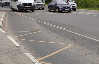 В Твери остановившийся перед переходом водитель получил удар сзади