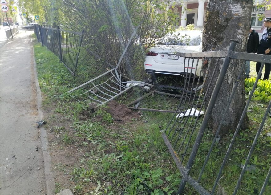 Пьяный водитель на «Мерседесе» не увидел забор в Тверской области Пьяный водитель на «Мерседесе» не увидел забор в Тверской области