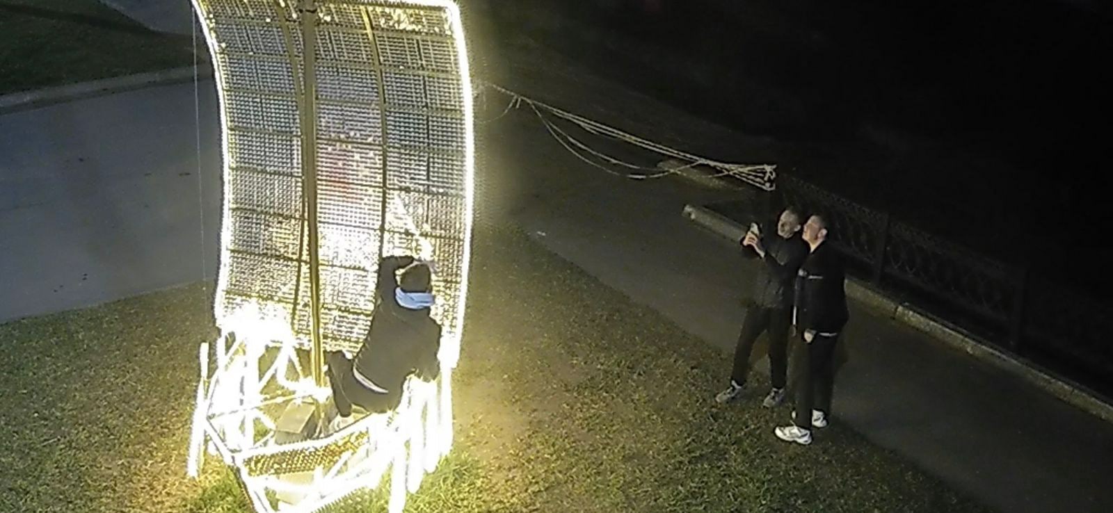 Полиция разыскивает мужчину, который забрался в ладью на набережной в Тверской области