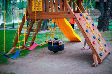 В Зубцове Тверской области хулиганы разрушили детскую площадку В Зубцове Тверской области хулиганы разрушили детскую площадку