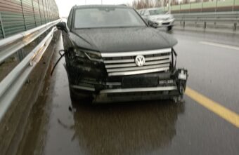 Трезвый водитель влетел в барьерное ограждение на М-11 в Тверской области Трезвый водитель влетел в барьерное ограждение на М-11 в Тверской области