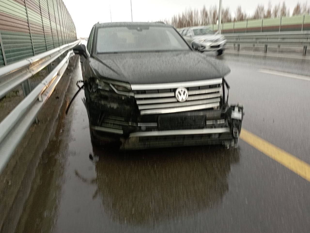 Трезвый водитель влетел в барьерное ограждение на М-11 в Тверской области