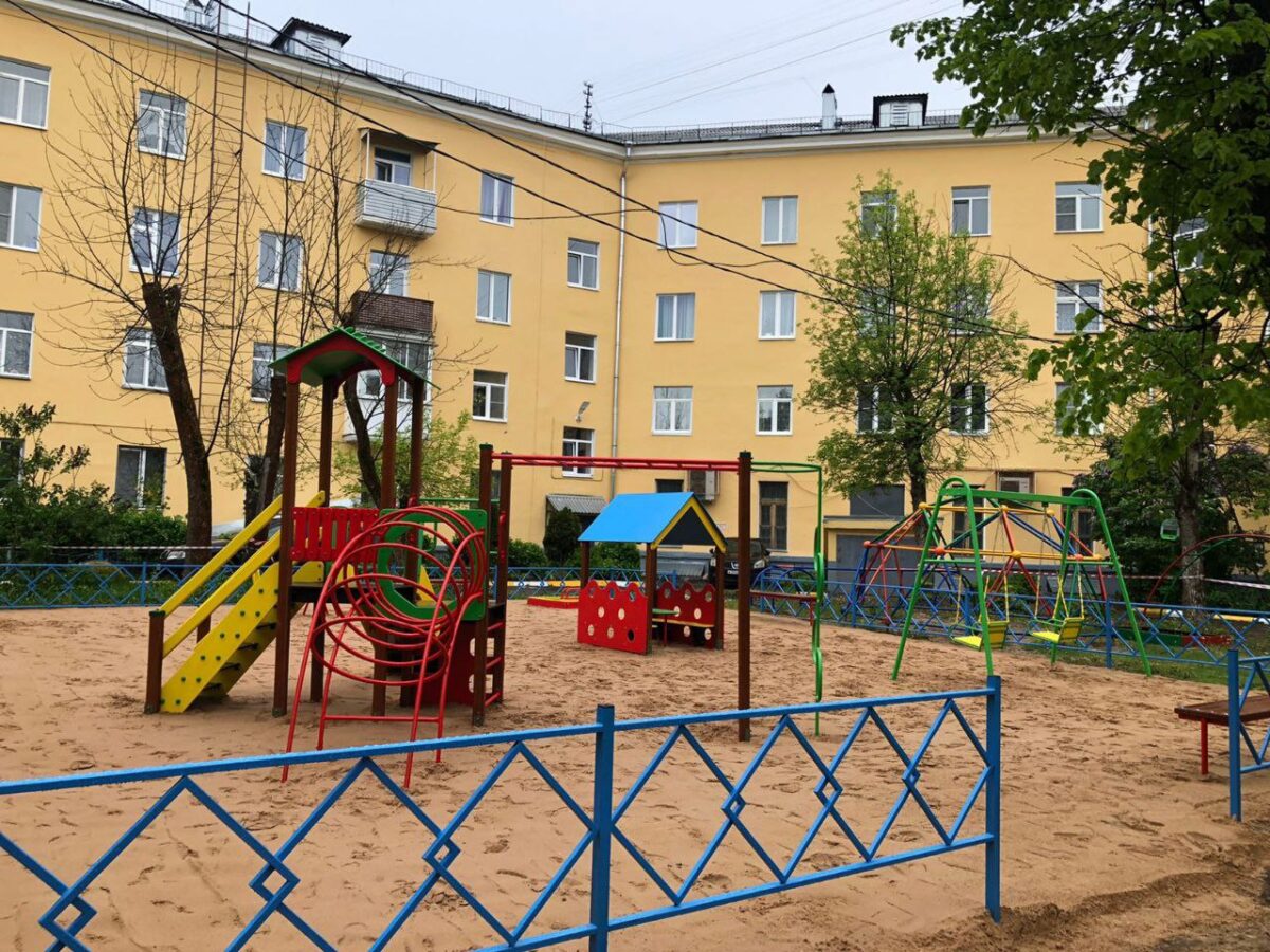По инициативе жителей в Твери появилась новая детская площадка 