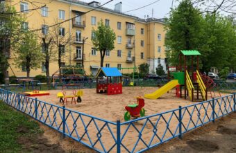 По инициативе жителей в Твери появилась новая детская площадка По инициативе жителей в Твери появилась новая детская площадка