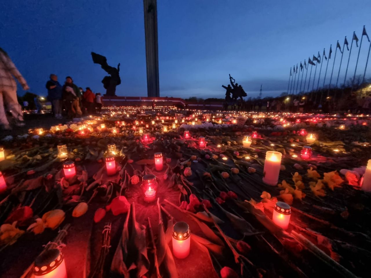 Стремление жителей Европы почтить память советских освободителей в День Победы не сломил даже бульдозер