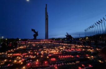 Стремление жителей Европы почтить память советских освободителей в День Победы не сломил даже бульдозер Стремление жителей Европы почтить память советских освободителей в День Победы не сломил даже бульдозер