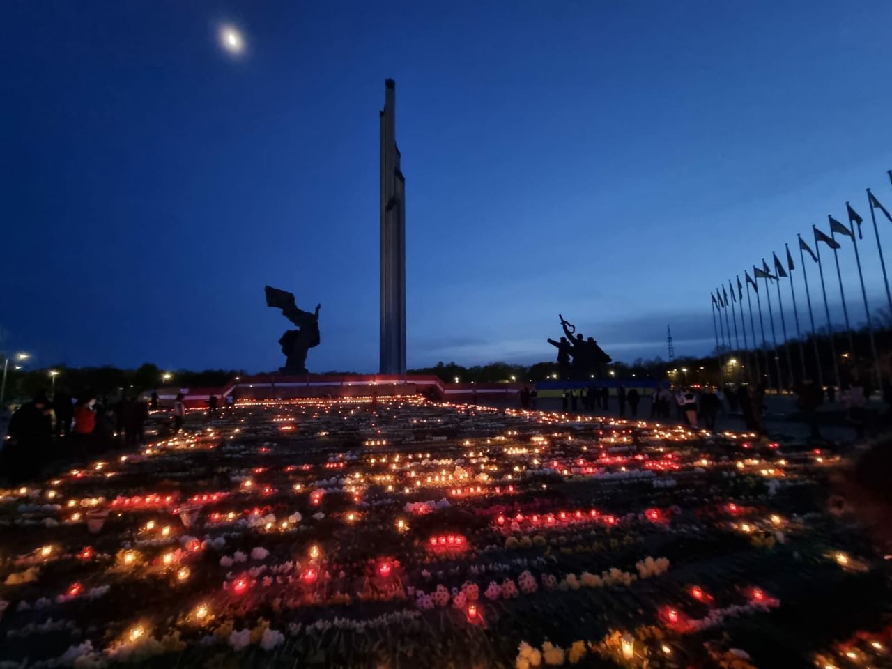 Стремление жителей Европы почтить память советских освободителей в День Победы не сломил даже бульдозер