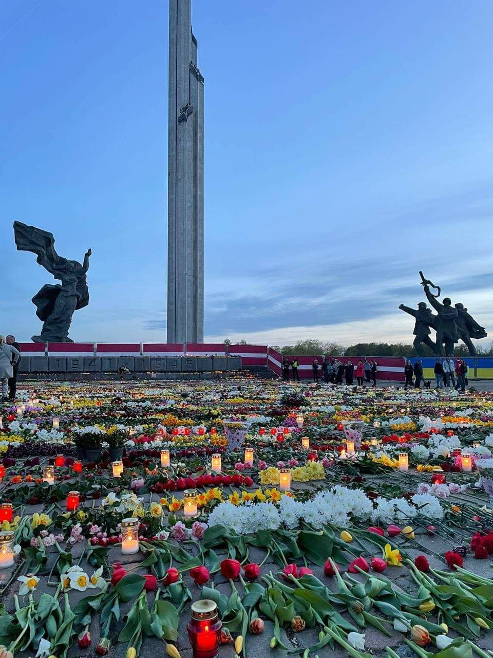 Стремление жителей Европы почтить память советских освободителей в День Победы не сломил даже бульдозер
