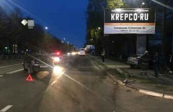 На перекрестке в Твери столкнулись две легковушки