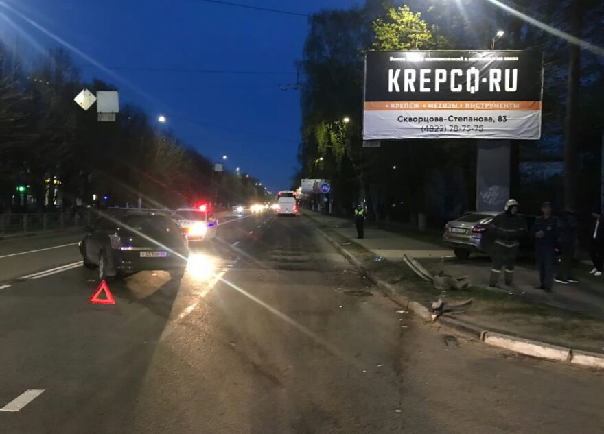 На перекрестке в Твери столкнулись две легковушки