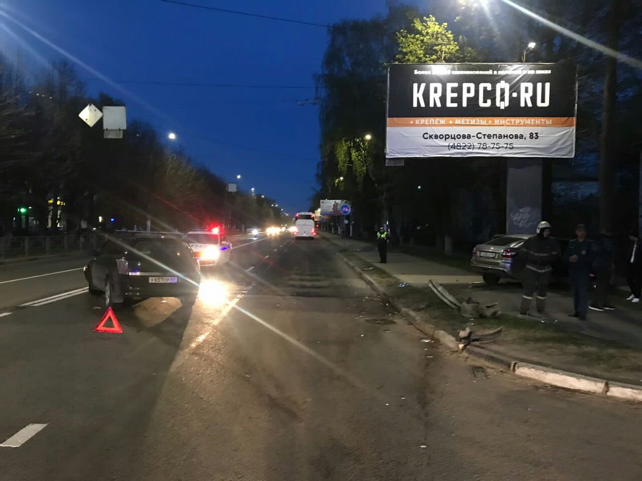 На перекрестке в Твери столкнулись две легковушки