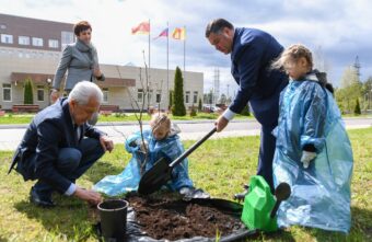 Представители власти и многодетные семьи высадили дубы у перинатального центра в Твери Представители власти и многодетные семьи высадили дубы у перинатального центра в Твери