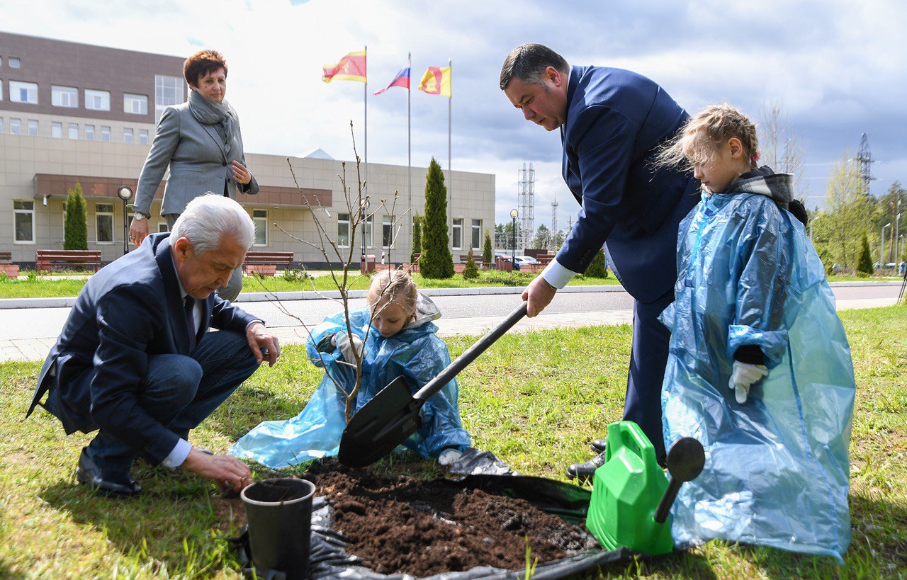 Представители власти и многодетные семьи высадили дубы у перинатального центра в Твери