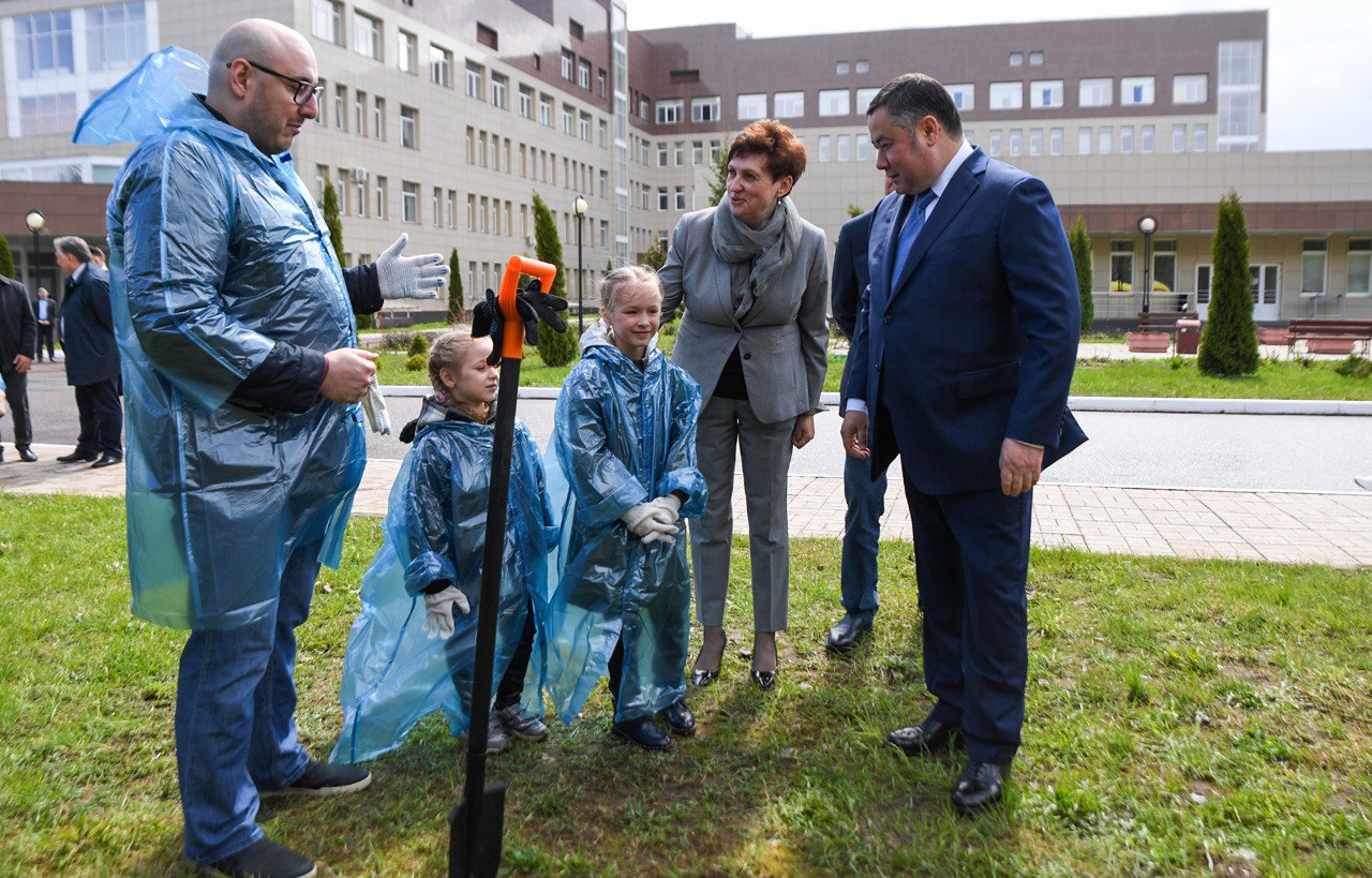Представители власти и многодетные семьи высадили дубы у перинатального центра в Твери