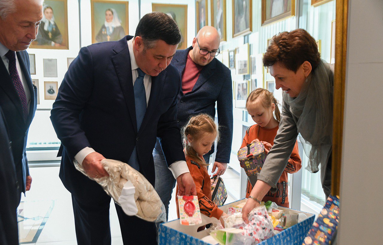 Представители власти и многодетные семьи высадили дубы у перинатального центра в Твери