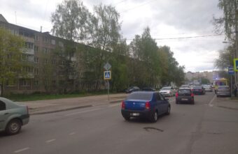 В Твери девушка ушибла ногу о машину на пешеходном переходе В Твери девушка ушибла ногу о машину на пешеходном переходе