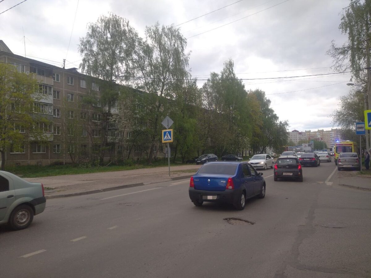 В Твери девушка ушибла ногу о машину на пешеходном переходе