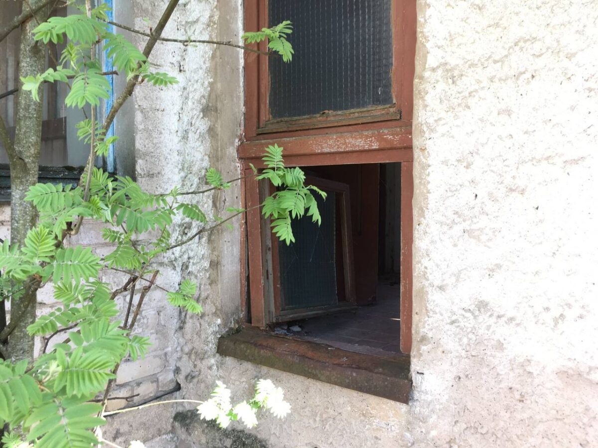 Прокуратура нашла заброшенную школу со свободным доступом в Тверской области