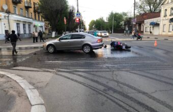 В Твери водитель "Фольксвагена" спровоцировал ДТП с мотоциклистом