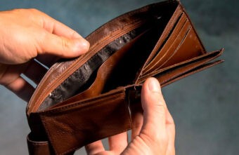 Дедушку из Тверской области обокрала молодая собутыльница